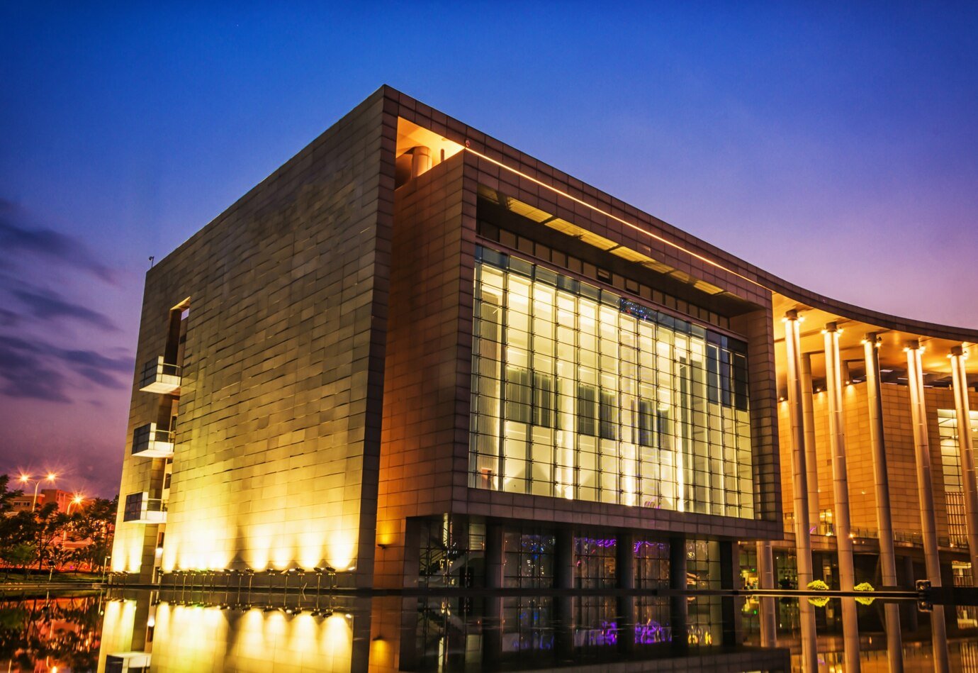 building-night_1127-3365